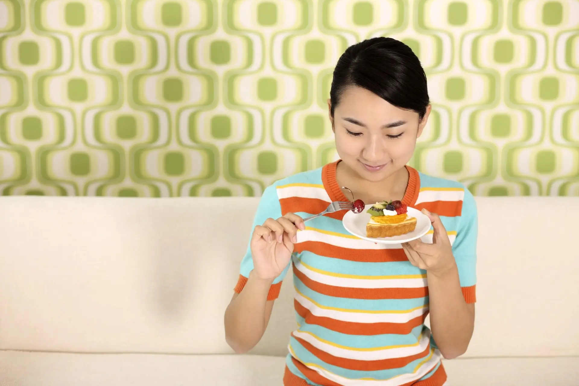 A woman who eats and chose her meal with mindfulness.